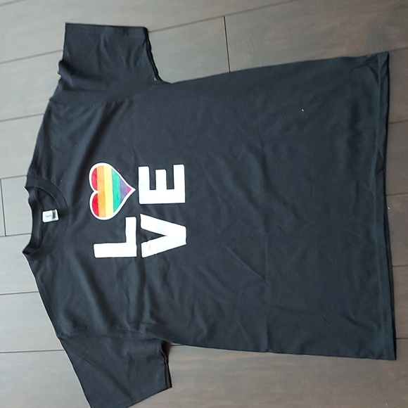 Love Rainbow Heart T-shirt - Picture 1 of 2